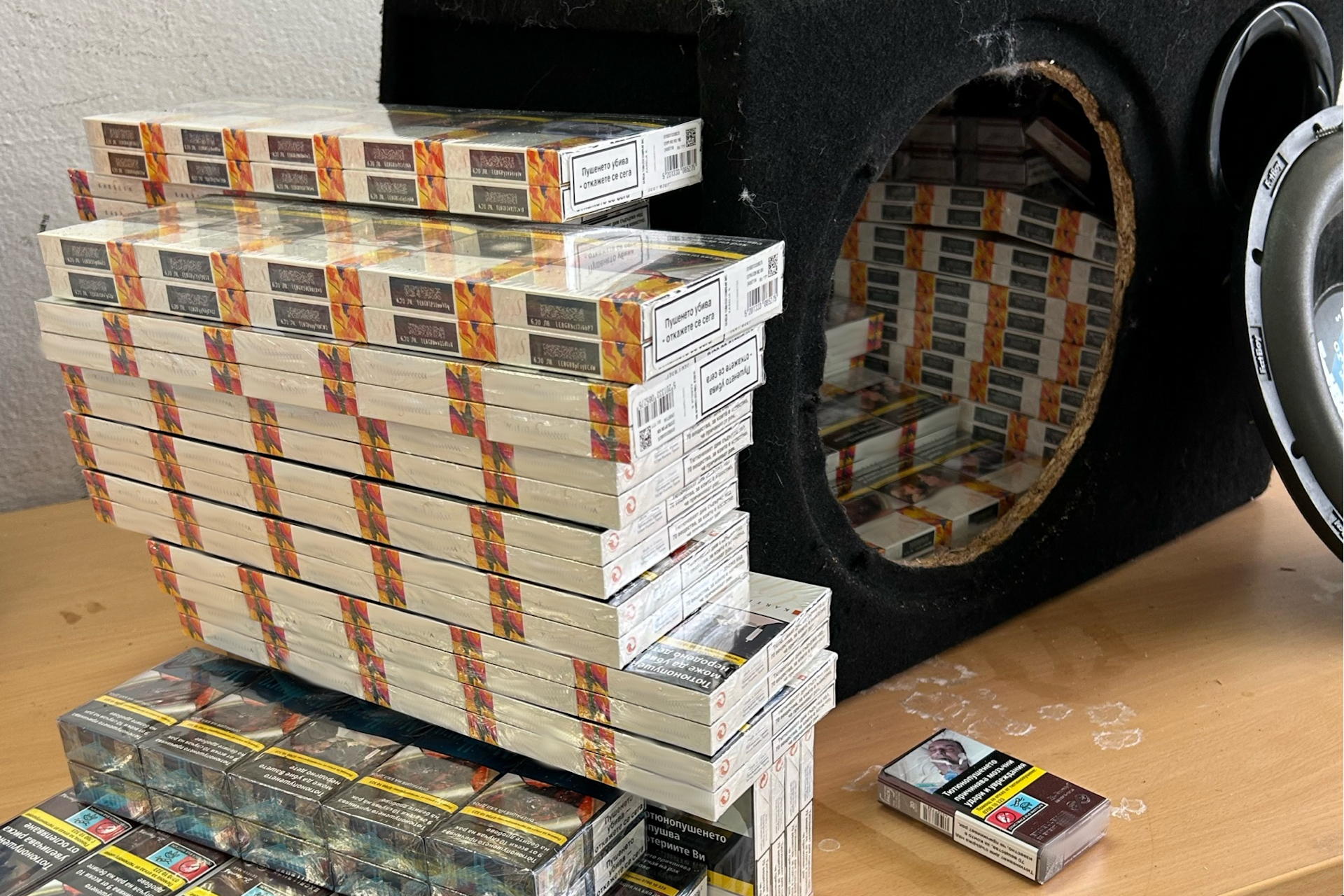 Zigarettenschmuggel in Musikbox: Da bekommt der Begriff Zigarettenbox eine völlig neue Bedeutung. 8.600 unversteuerte Zigaretten fanden die Zollfahnder in dieser Lautsprecherbox. (Foto: © Hauptzollamt Landshut)