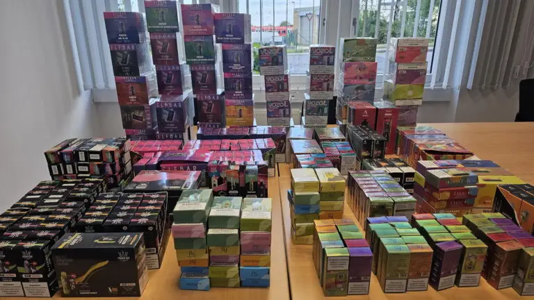 Illegale E-Zigaretten – unversteuerte und nicht verkehrsfähige Vapes verschiedener Marken – sind in Deutschland nach Ergebnissen einer neuen Studie von FTI Consulting in Berlin ein massives Problem.