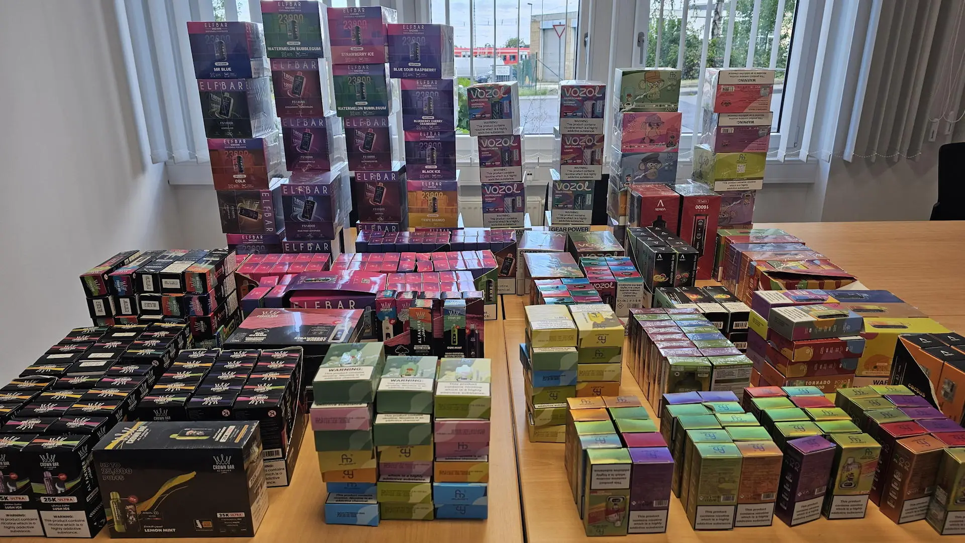 Illegale E-Zigaretten – unversteuerte und nicht verkehrsfähige Vapes verschiedener Marken – sind in Deutschland nach Ergebnissen einer neuen Studie von FTI Consulting in Berlin ein massives Problem.