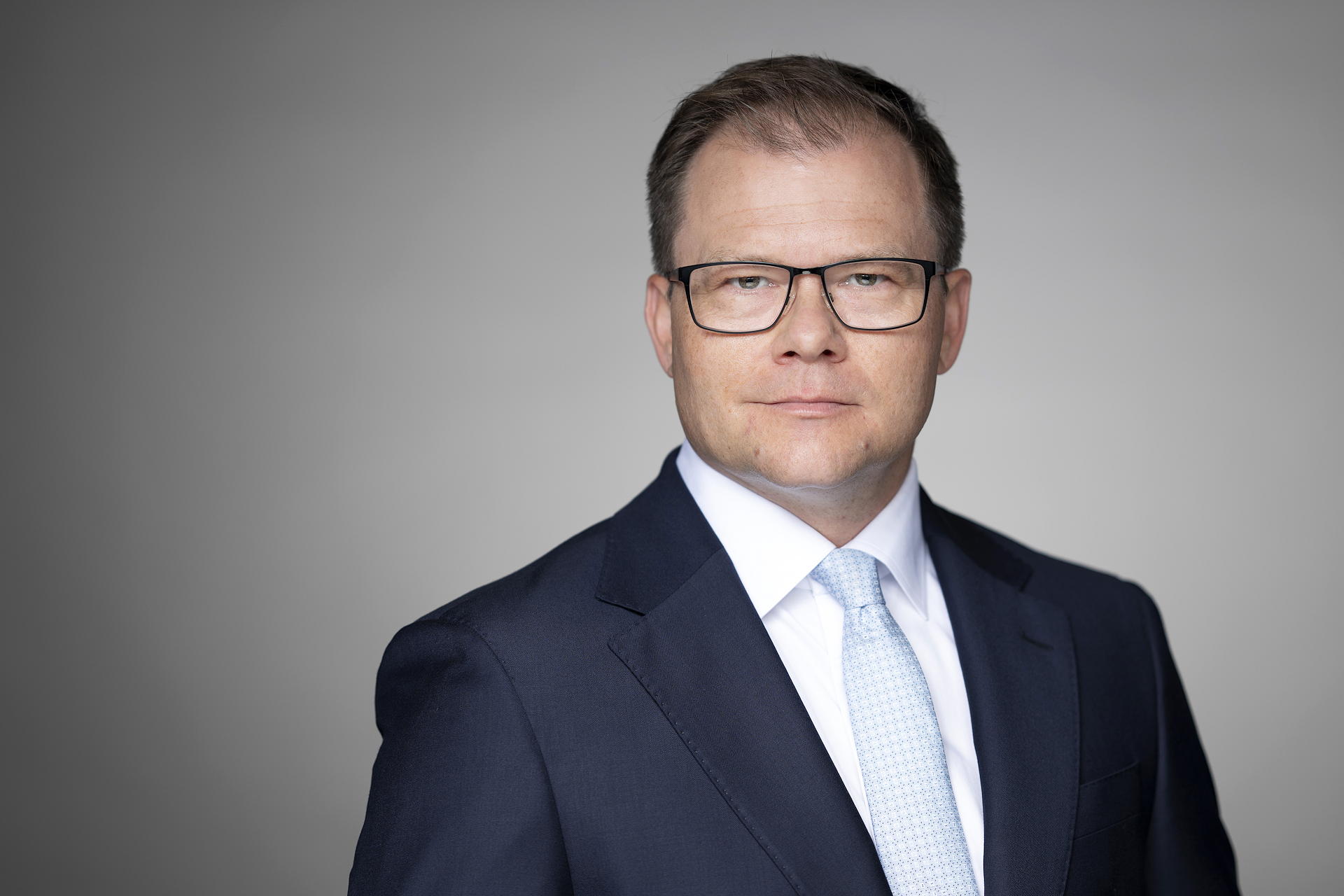Bundesumweltminister Carsten Schneider spricht sich für ein Einweg-E-Zigaretten-Verbot aus. (Foto: Bundesregierung/Bergmann)