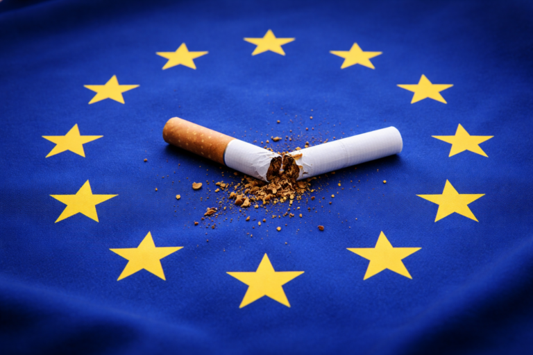 Eine zerbrochene Zigarette liegt im Sternenkreis der EU-Flagge – Symbol für den politischen Streit um die Tabaksteuer und den Verdacht koordinierter Einflussnahme auf die Konsultation der EU-Kommission.