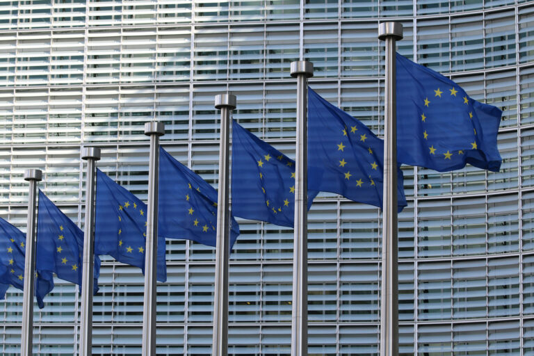 Die Europäische Kommission in Brüssel plant eine umfassende Gesetzesreform zur weiteren Eindämmung des Tabakkonsums, um bis 2040 eine rauchfreie Generation in Europa zu schaffen. (Foto: © Guillaume Perigois / unsplash.com)
