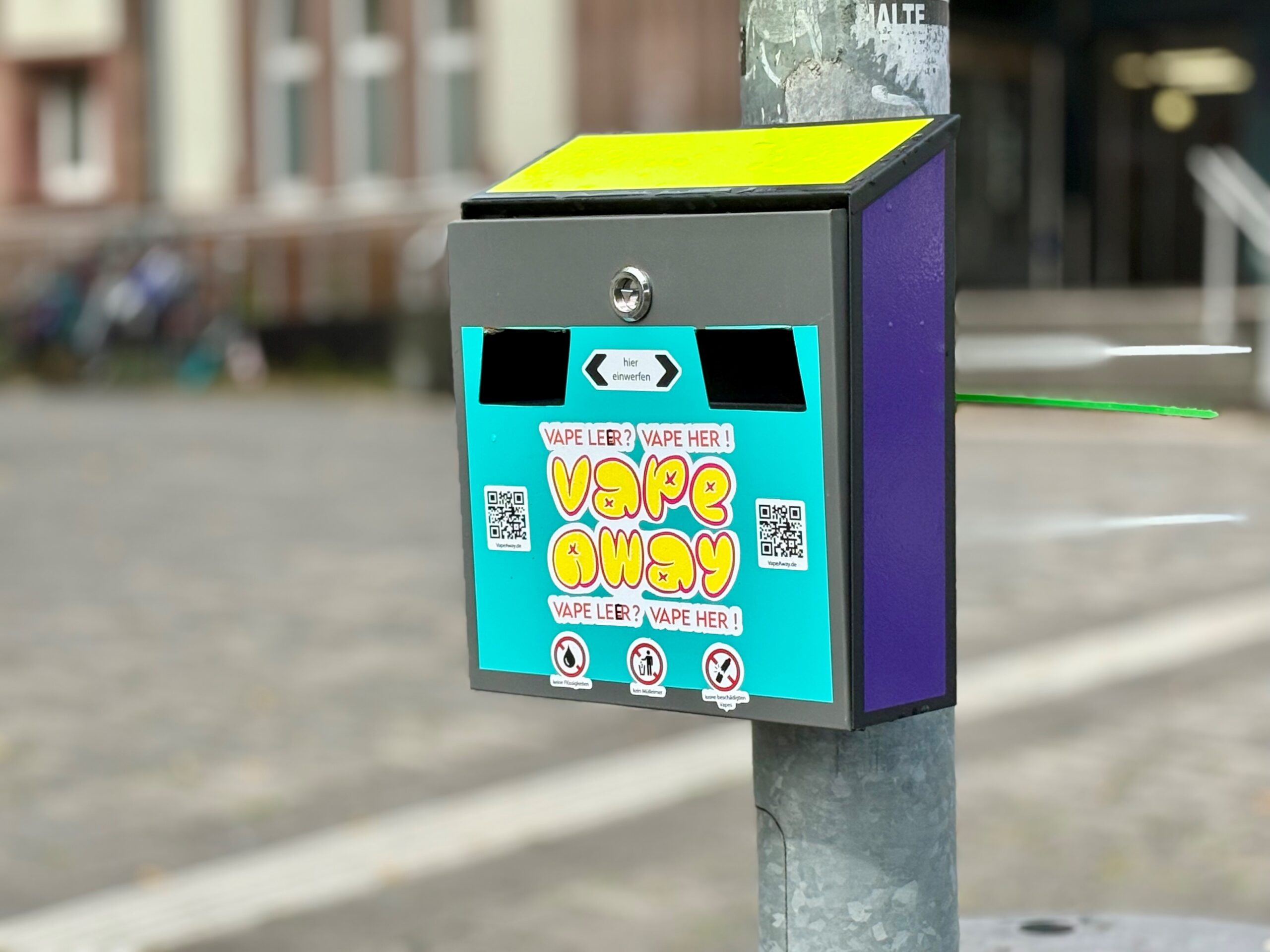 Man kennt das Prinzip von Zigarettenkippen: Die Stadt Schwerte hat auf dem Bahnhofsvorplatz jetzt eine neue Sammelbox für Einweg-E-Zigaretten installiert, um Altgeräte dem Recycling-Kreislauf zuzuführen. (Foto: © Stadt Schwerte / Ann-Kathrin Neumann)
