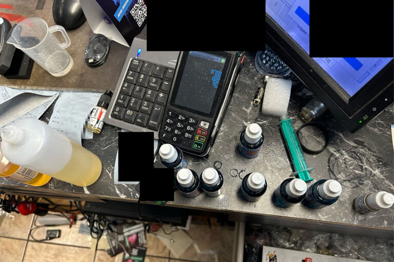 Unversteuerte Liquids fanden die Ermitttler im Kassenbereich eines Shops in Braunschweig.
