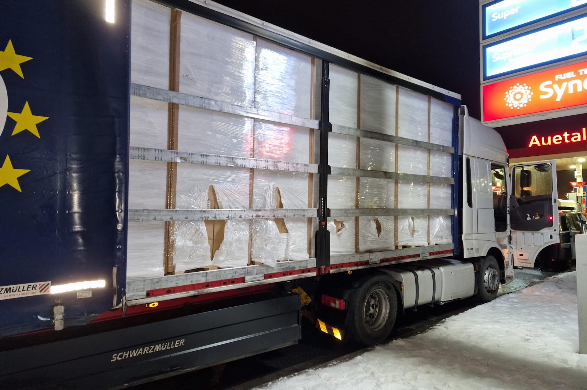Der Stein des Anstoßes für die weiteren Ermittlungen: der kontrollierte Lkw auf der A2 bei Auetal. Die Sicherstellung von rund 12 Millionen Zigaretten führte die Ermittler zur illegalen Zigarettenfabrik in Sachsen-Anhalt. (Foto: © Zoll)