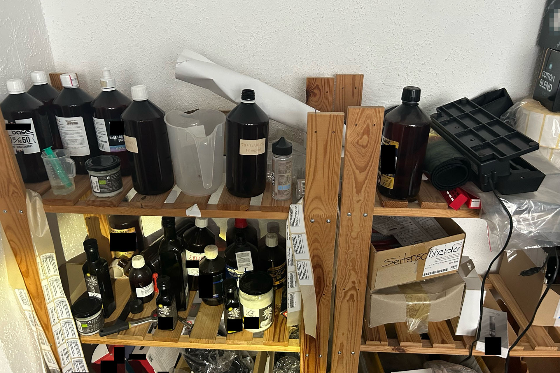 Auch im Lager des Geschäfts entdeckten die Fahnder unversteuerte Liquids sowie Indizien, die darauf schließen lassen, dass sie hier illegal hergestellt wurden – zum Teil mit Inhaltsstoffen, deren Mindesthaltbarkeitsdatum abgelaufen war. (Foto: Zoll)