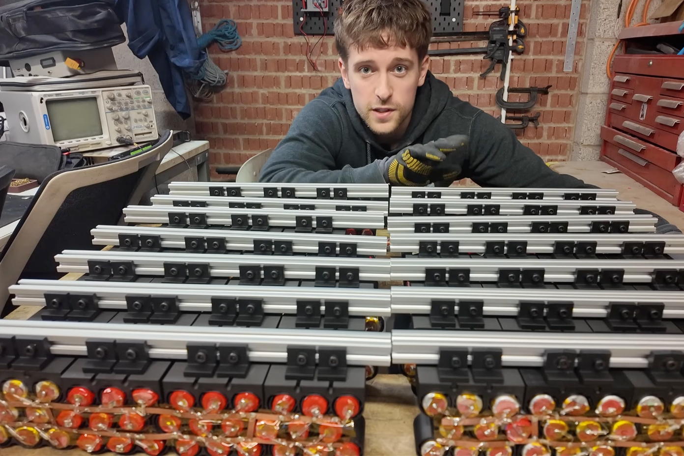 Ingenieur Chris Doel mit der Powerbank aus 500 in Reihe geschalteten Akkus aus weggeworfenen Einweg-E-Zigaretten.