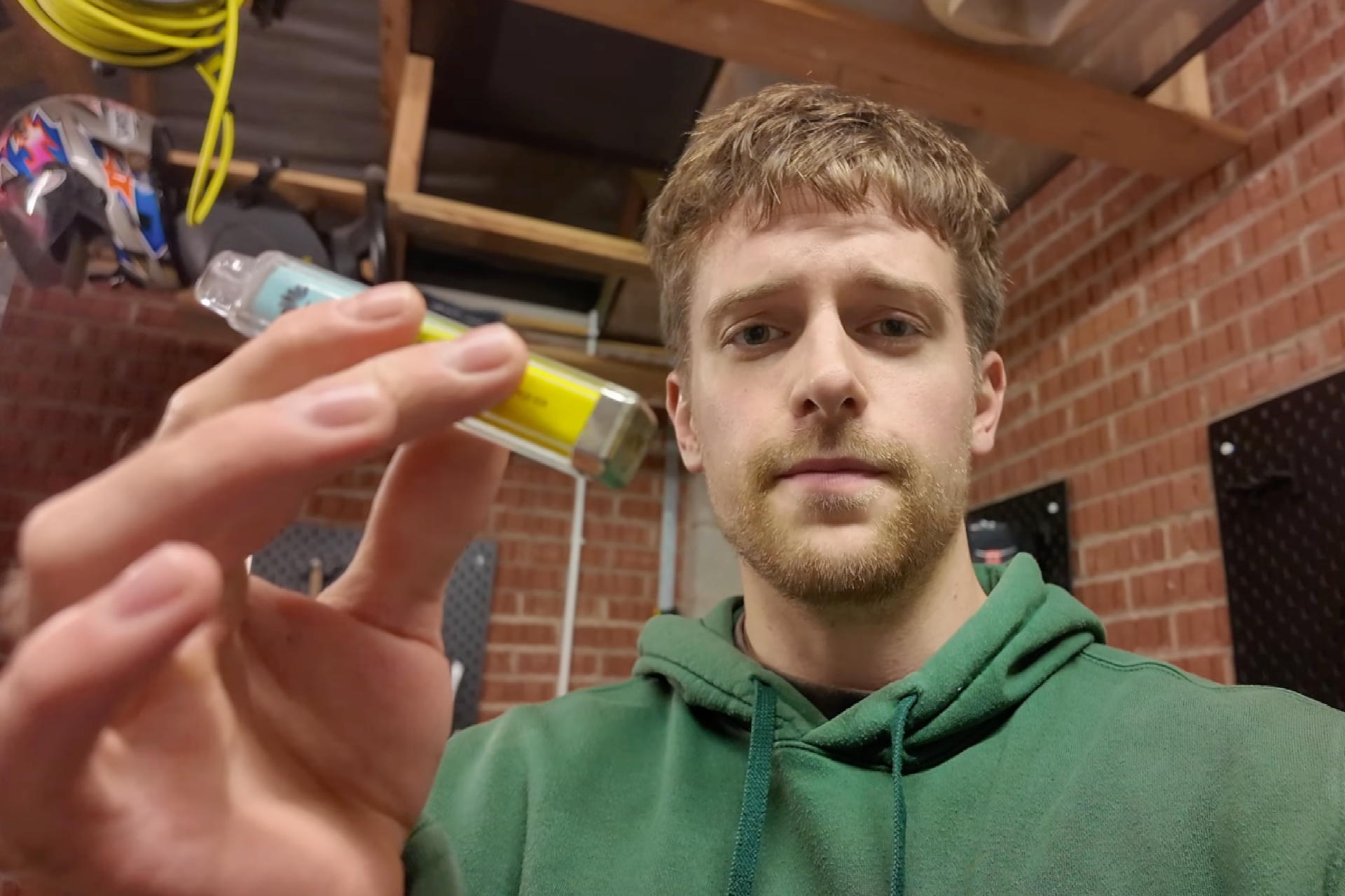 Chris Doel zeigt in seinem YouTube-Video, wie er aus 500 alten Einweg-E-Zigaretten eine Powerbank baut, mit der er seine Wohnung acht Stunden mit Strom versorgen kann.