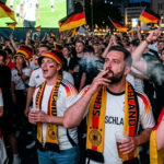 Die WM bietet dem Tabakwaren-Einzelhandel Chancen auf Zusatzgeschäfte über das Kerngeschäft hinaus. Voraussetzung sind ausreichende Warenbestände und eine klare, verkaufsorientierte Präsentation. Wer die Stimmung der Kunden aufgreift, nutzt das Turnier gezielt für mehr Umsatz. (Foto: KI-generiert mit Nano Banana)
