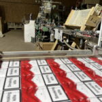 Auf den sichergestellten Packungen aus der illegalen Zigarettenfabrik finden sich englischsprachige Warnhinweise – ein in der illegalen Tabakproduktion häufig genutzes Mittel für den Einsatz auf unterschiedlichen Märkten.