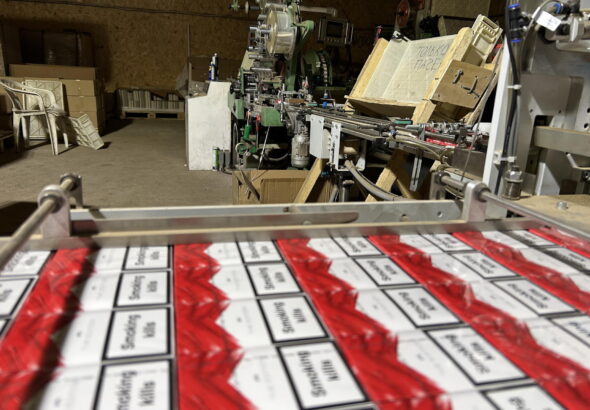 Auf den sichergestellten Packungen aus der illegalen Zigarettenfabrik finden sich englischsprachige Warnhinweise – ein in der illegalen Tabakproduktion häufig genutzes Mittel für den Einsatz auf unterschiedlichen Märkten.