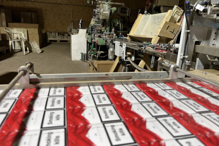 Auf den sichergestellten Packungen aus der illegalen Zigarettenfabrik finden sich englischsprachige Warnhinweise – ein in der illegalen Tabakproduktion häufig genutzes Mittel für den Einsatz auf unterschiedlichen Märkten.