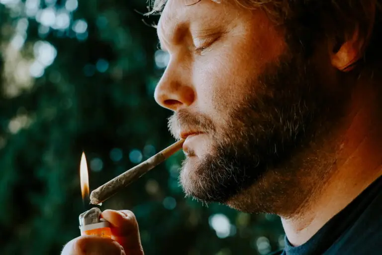 Cannabiskonsum in Deutschland: Die meisten greifen zu Joints, viele mischen Cannabis dabei mit Tabak.